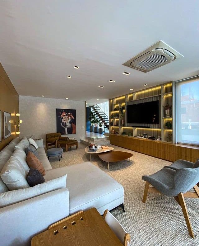 Sala Integrada com Painel TV Amadeirado e Nichos Iluminados — Prime Line Ambientes Planejados, Belo Horizonte