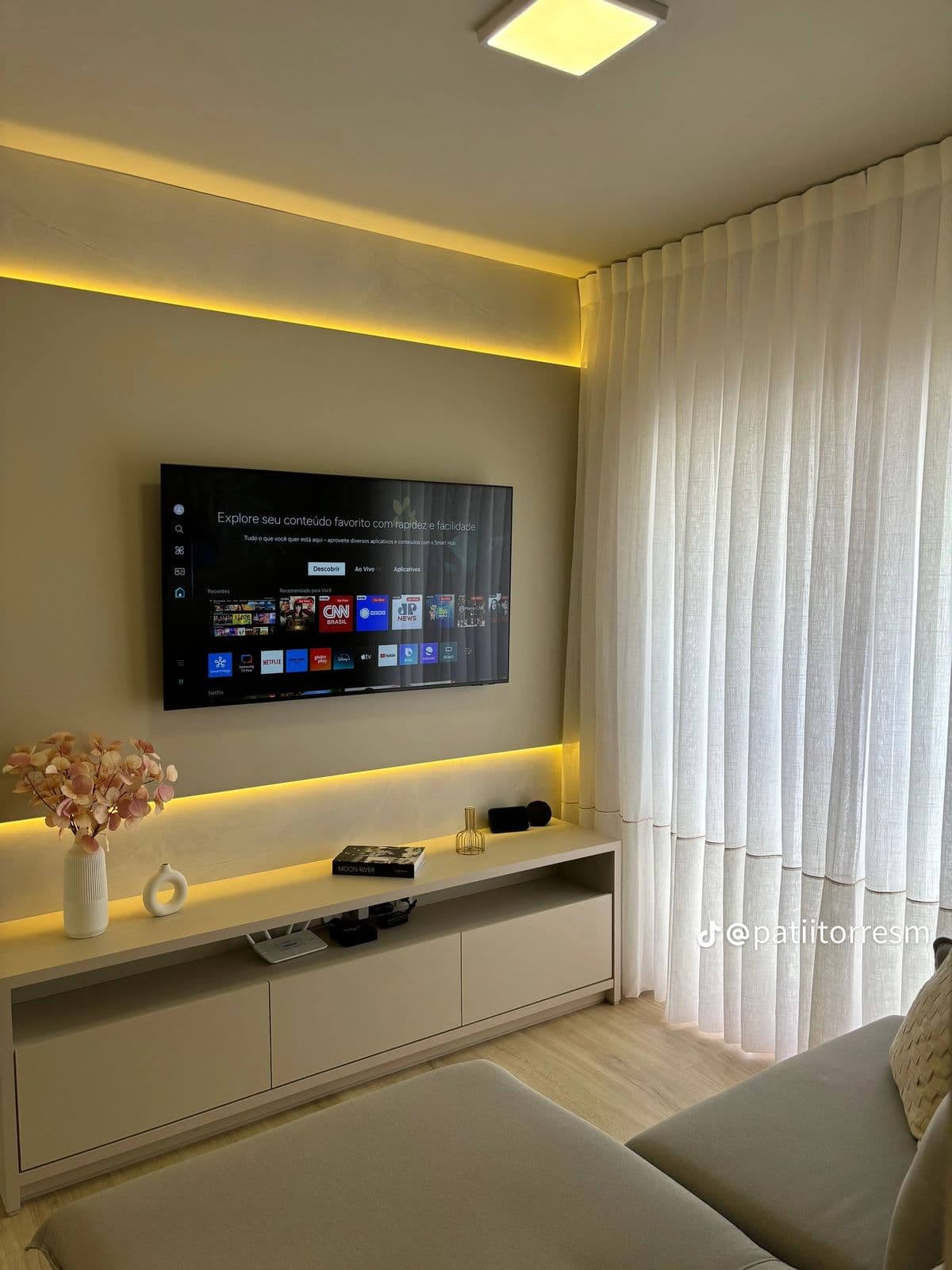 Sala com Painel TV, LED Âmbar e Rack Branco — Prime Line Ambientes Planejados, Belo Horizonte