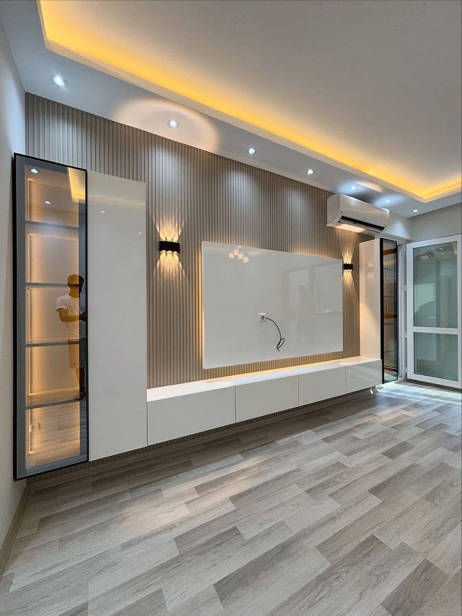 Sala Luxo com Ripado Champanhe, Branco Lacado e Cristaleira Preta — Prime Line Ambientes Planejados, Belo Horizonte
