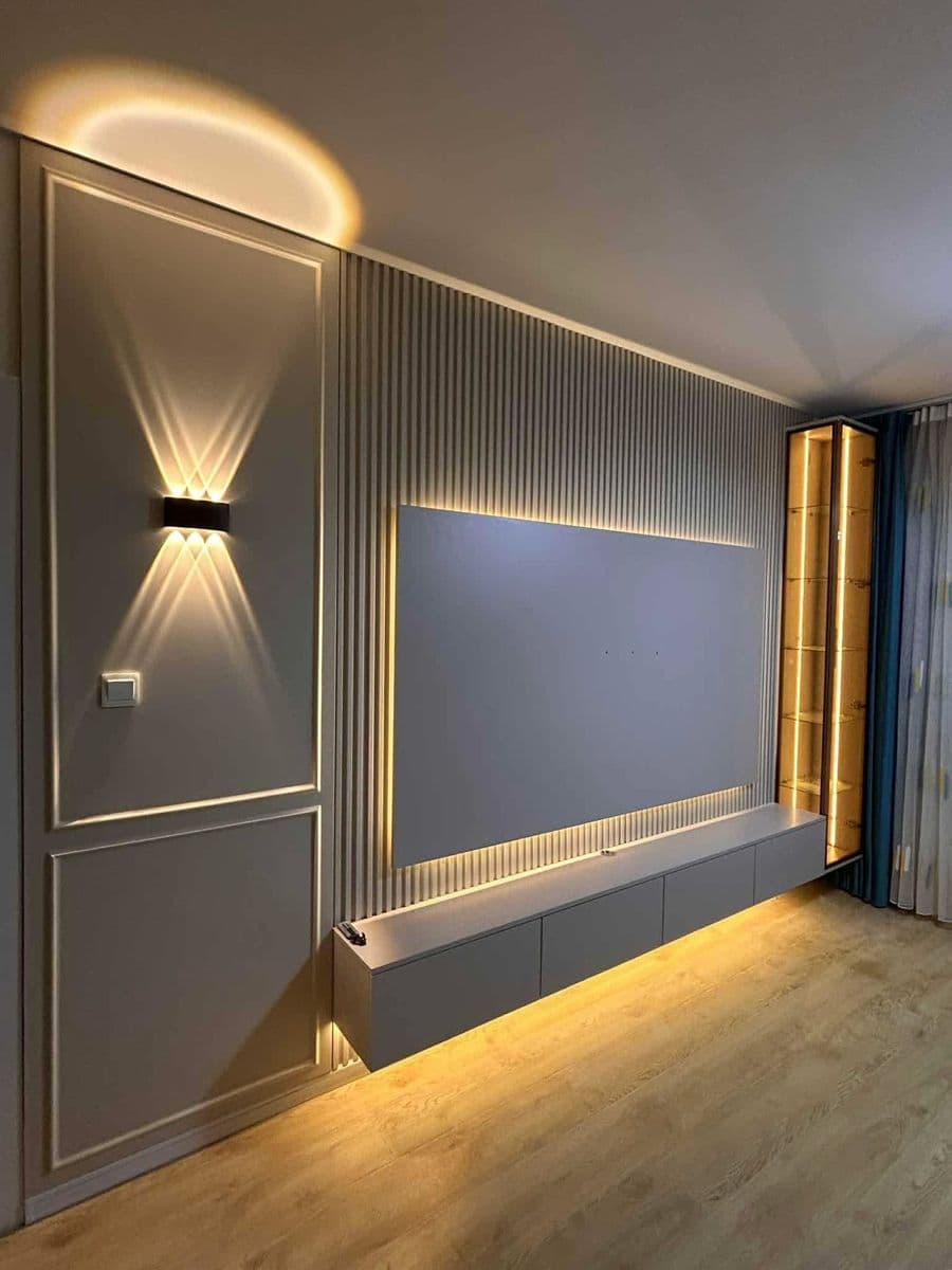 Sala Luxo com Ripado Cinza, Arandelas e Cristaleira Dourada — Prime Line Ambientes Planejados, Belo Horizonte