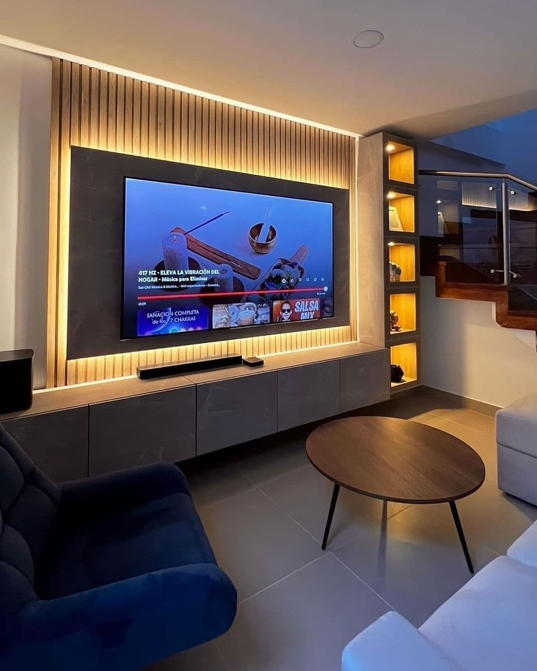 Sala com Painel TV Ripado Iluminado e Nichos — Prime Line Ambientes Planejados, Belo Horizonte