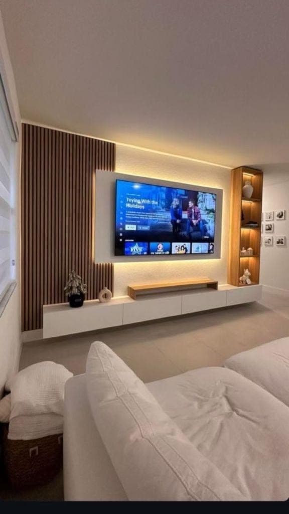 Sala com Painel TV Ripado Madeira e Rack Flutuante Branco — Prime Line Ambientes Planejados, Belo Horizonte