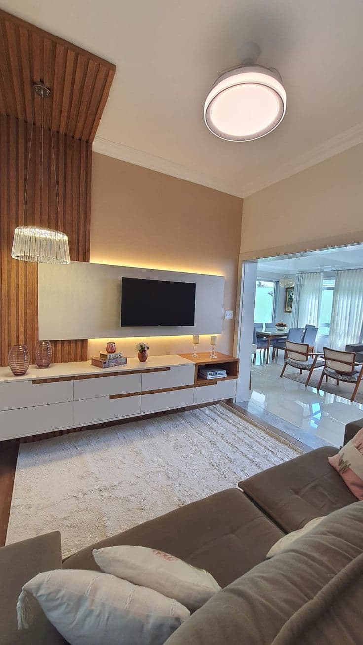 Sala com Painel TV Ripado, Rack Branco e Sofá Cinza — Prime Line Ambientes Planejados, Belo Horizonte