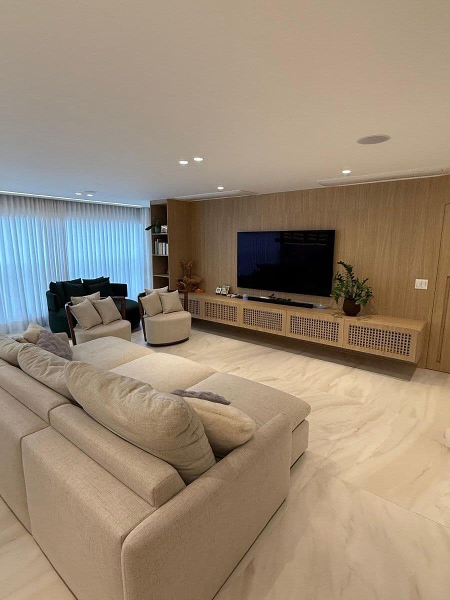 Sala TV com Painel Amadeirado, Rack e Sofá Bege — Prime Line Ambientes Planejados, Belo Horizonte